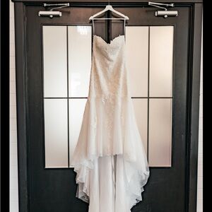 Strapless Lace Mermaid style Bridal Gown in white with vail.